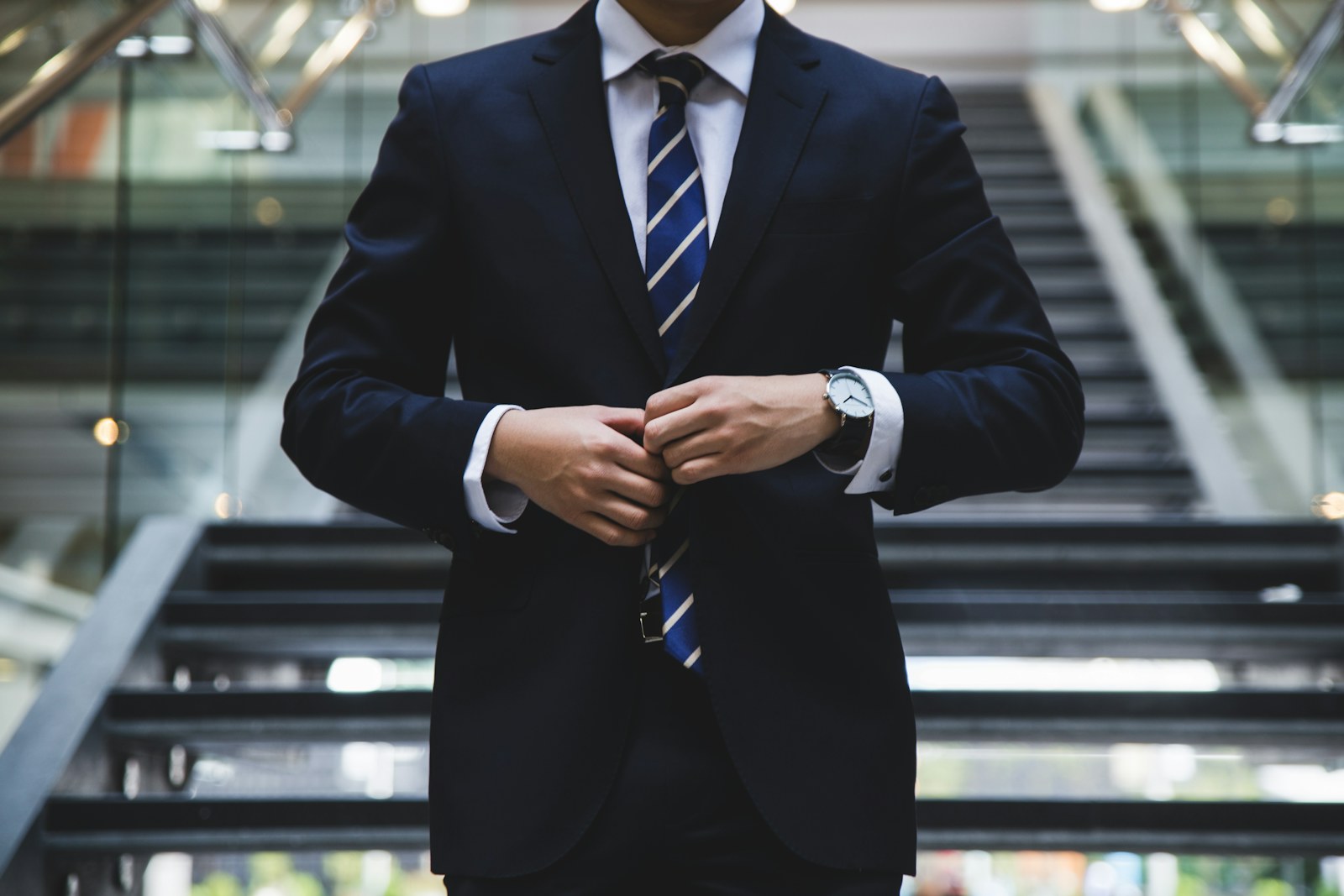 Abogado profesional con traje formal